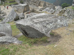 Der grosse Steinbruch von Machu Picchu: Grosse
                    Steine mit Schnittfl�chen