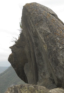 Der grosse Steinbruch von Machu Picchu: Gigastein mit gebogenen Flchen und ein Gesicht, Nahaufnahme
