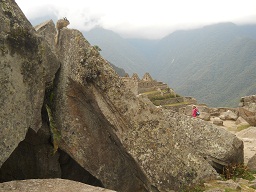 Der grosse Steinbruch von Machu Picchu: Gigastein mit rechtwinkligem Schnitt mit einem Wiesel