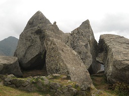 Der grosse Steinbruch von Machu Picchu: Ein zweites Wiesel auf einer Steinspitze von geschnittenen Gigasteinen