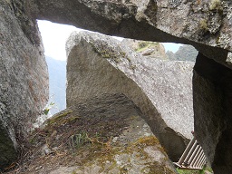 Der grosse Steinbruch von Machu Picchu:
                    Geschnittene Gigasteine bilden einen Tunneldurchgang
                    02