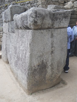Machu Picchu, Meditationszimmer, der Eingang -
                    der linke Gigastein