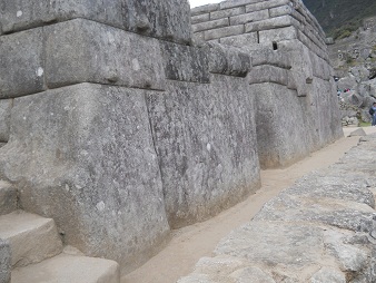 Machu Picchu: Meditationszimmer: Die Mauer mit
                    dem Eingang 02