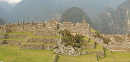 Machu Picchu: Sicht vom Meditationszimmer auf
                    den Zentralplatz mit den Arbeitsh�usern und den
                    Putucusi-Berg, Panoramafoto