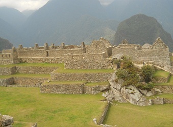 Machu Picchu: Sicht vom Meditationszimmer auf
                    den Zentralplatz mit den Arbeitsh�usern und den
                    Putucusi-Berg 1