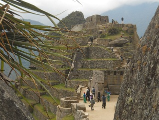 Machu Picchu: Sicht auf die Sonnenpyramide mit
                    der Sonnenuhr. Nun geht's mal die Treppe rauf bis
                    zur Plattform
