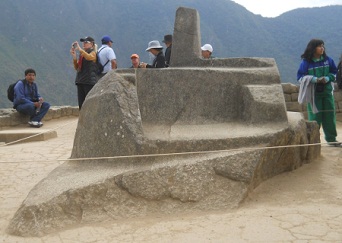 Machu Picchu: Der Sonnenuhr-Stein
                    (Sonnenjahrstein) 2, ein geschnittener Gigastein