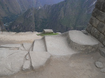Machu Picchu, der Sonnenuhr-Vorplatz: Eine
                    weitere Treppe aus nur einem St�ck