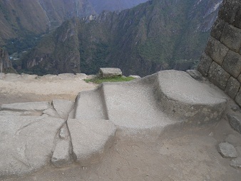 Machu Picchu, der Sonnenuhr-Vorplatz: Eine
                    weitere Treppe aus nur einem Stck