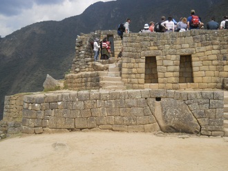Machu Picchu: Aussenmauer des Geb�udes am
                        Sonnenuhr-Platz 1