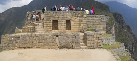 Vorplatz bei der Sonnenuhr:
            Aussenmauer eines Geb�udes, Panoramafoto