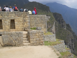 Machu Picchu: Aussenmauer des Geb�udes am
                        Sonnenuhr-Platz 3