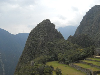 Machu Picchu: Sicht von der Sonnenpyramide auf
                    die beiden Hausberge Huchuypicchu und Huaynapicchu
                    mit der Silhouette eines Adlers, der die Fl�gel
                    anhebt 1