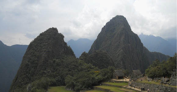 Machu Picchu: Sicht von der Sonnenpyramide auf
                    die beiden Hausberge Huchuypicchu und Huaynapicchu
                    mit der Silhouette eines Adlers, der die Flgel
                    anhebt - Panoramafoto