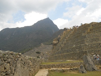 Machu Picchu, die Hinteransicht der
                    Sonnenpyramide mit ihren Terrassen 1