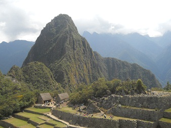 Machu Picchu: Sicht von der Sonnenpyramide aus
                    auf die beiden Hausberge Huchuypicchu und
                    Huaynapicchu in der Sonne 2