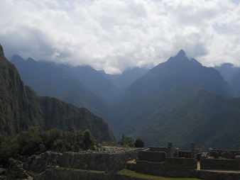 Machu Picchu: Sicht von der Sonnenpyramide aus
                    auf das Bergpanorama neben dem Hausberg
                    Huaynapicchu