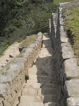 Machu Picchu: Die Treppe die Sonnenpyramide
                    abwrts zum Zentralplatz