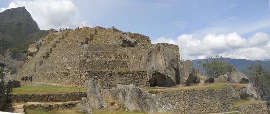 Machu Picchu: Die Hinteransicht der
                    Sonnenpyramide in der Sonne, Panoramafoto