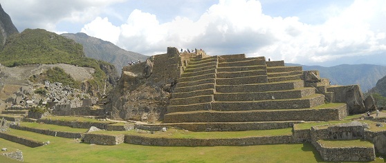 Machu Picchu: Zentralplatz mit der
                    Seitenansicht der Sonnenpyramide, Panoramafoto