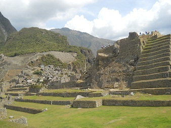 Machu Picchu: Zentralplatz mit der
                    Seitenansicht der Sonnenpyramide 1