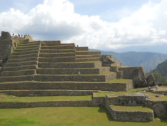 Machu Picchu: Zentralplatz mit der
                    Seitenansicht der Sonnenpyramide 3