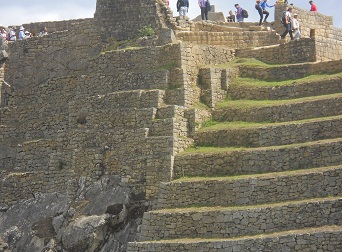 Terrassen an der
                    Sonnenpyramide, der Anfangsbereich, Nahaufnahme