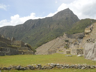 Machu Picchu: Der Zentralplatz mit dem Landwirtschaftsbereich mit den Bergen im Hintergrund