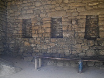 Huschen im Weiler des heiligen Steins, Innenmauer mit Nischen 2