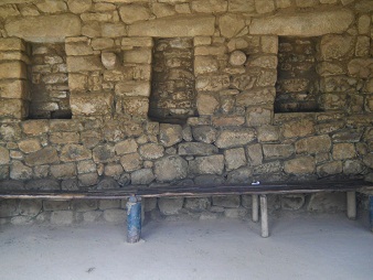 Huschen im Weiler des heiligen Steins, Innenmauer mit Nischen 2