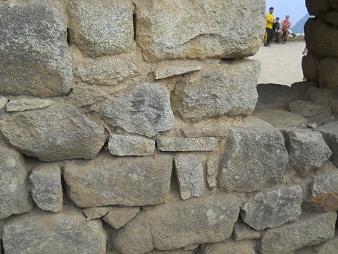 Huschen im Weiler des heiligen Steins, Detail der Mauer