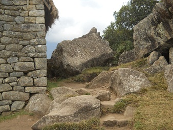 Der Weiler mit dem heiligen Stein: Hinter einem
                    der Huschen liegt ein geschnittener Gigastein