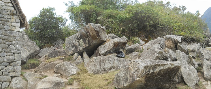 Machu Picchu, der Steinbruch im Weiler mit dem
                    heiligen Stein, flach geschnittene Steine,
                    Panoramafoto