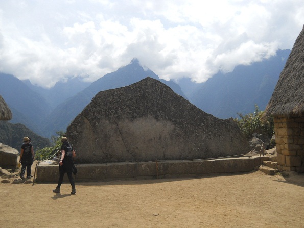 Machu Picchu, der heilige Stein, Komplettansicht mit
            dem Berg im Hintergrund