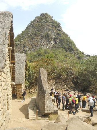 Machu Picchu, Seitenansicht des heiligen Steins
                    mit dem Hausberg Huaynapicchu 1