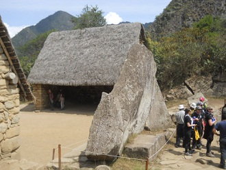 Machu Picchu, heiliger Stein, Rckansicht, es sind geschnittene Flchen