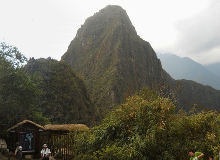 Der Eingang zum Wanderweg auf den Hausberg Huaynapicchu, Panoramafoto