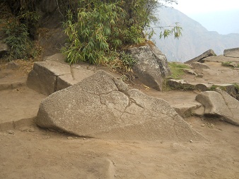 Der Eingangsbereich zum Wanderweg auf den
                    Hausberg Huaynapicchu, untergegangene, geschnittene
                    Gigasteine 1