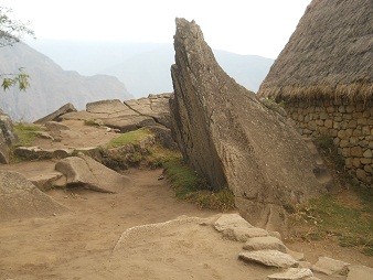 Der Eingangsbereich zum Wanderweg auf den
                    Hausberg Huaynapicchu, untergegangene, geschnittene
                    Gigasteine 2