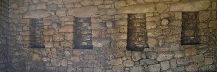 Casita en la zona de la piedra sagrada, muro
                    interior con nichos, foto panor�mica