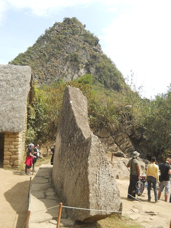 Machu Picchu, Seitenansicht des heiligen
                    Steins, Nahaufnahme 2