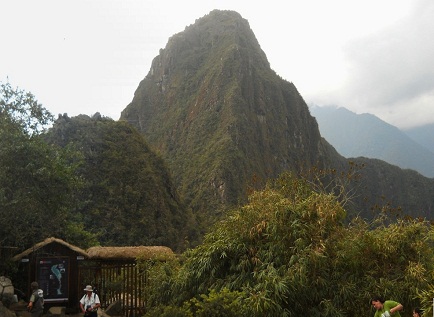 Der Eingang zum Wanderweg auf den Hausberg
                    Huaynapicchu, Panoramafoto