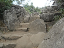 es geht eine eher nat�rliche Treppe hinauf 1