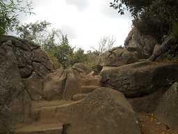 es geht eine eher nat�rliche Treppe hinauf 2