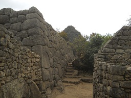 Zwischen dem Weiler mit dem heiligen Stein und den Arbeitshusern: Mauern mit dem Hausberg Huaynapicchu