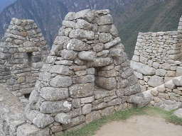 Machu Picchu, Arbeitshuser, die Gibelmauern mit Fenstern