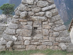 Machu Picchu, Arbeitshuser, die Gibelmauern mit Fenstern - Nahaufnahme