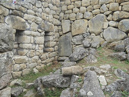 Machu Picchu, Arbeitshuser, da liegen einzelne Steine herum 03