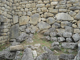 Machu Picchu, Arbeitshuser, da liegen einzelne
                    Steine herum 04