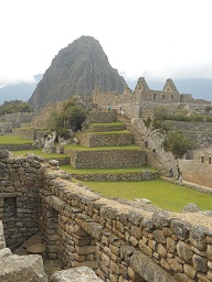 Sicht auf den grossen Hausberg Huaynapicchu,
                    Sicht auf die Arbeitsh�user